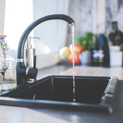 Pollution aux PFAS : L'eau est de nouveau potable dans cette...
