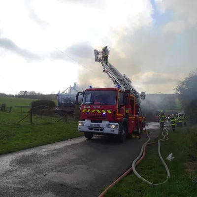 Ardennes - Un feu débute le long d'une route départementale dans...