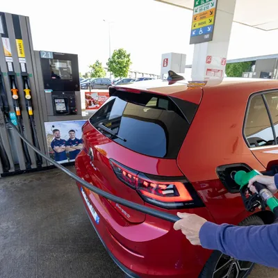 Les carburants atteignent de nouveaux sommets en France sur fond de...