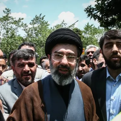  Iran : Mojtaba Khamenei, pressenti pour succéder à son père comme...