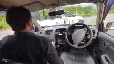 Un homme devient un mème après avoir percuté la police avec sa...