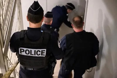 5 policiers agressés au couteau par un homme d’une trentaine...