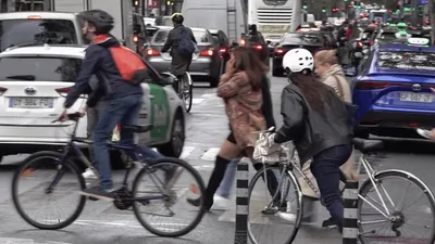 Paris : un cycliste poignardé au cou par un automobiliste