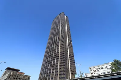 Des vitres tombent de la tour Montparnasse : des désaccords entre...