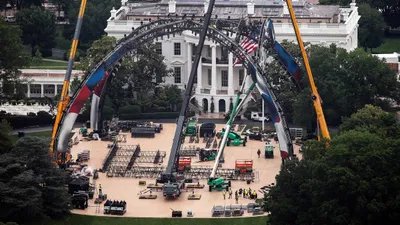 Début de la construction de la cage UFC sur la pelouse de la Maison...