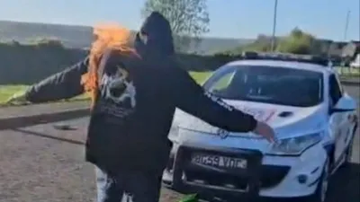 En feu et le pénis attaché à une voiture : l'exploit fou de John...
