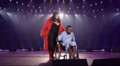 Offset sur scène en fauteuil roulant : retour marquant après la...