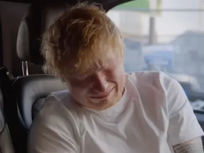 Ed Sheeran fond en larmes lors de son premier show après avoir...