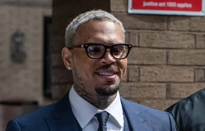 Chris Brown tout sourire au tribunal pour son procès de 90 millions...