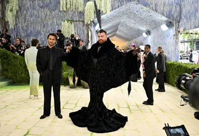 Sam Smith révèle le poids incroyable de son look au Met Gala 2026