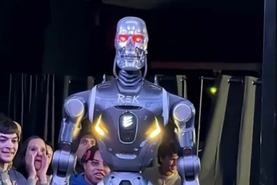MMA : Un influenceur se fait démolir par un robot dans un combat...