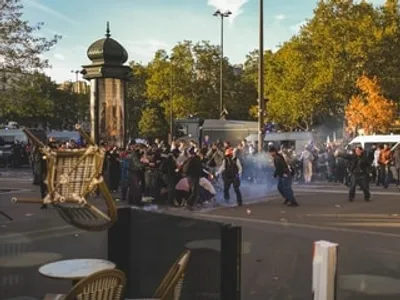 Mobilisation lycéenne : enquête IGPN après coup de genou d'un policier