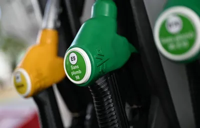 Le prix du sans-plomb atteint un niveau record en France