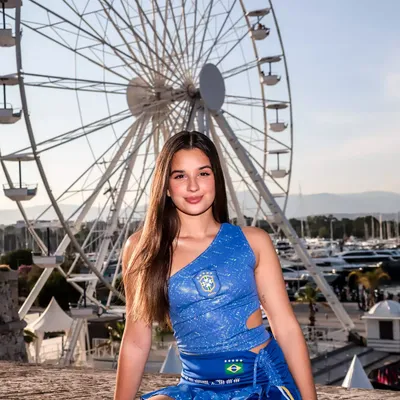 Bianca Costa enflamme la France avec une tournée gratuite !