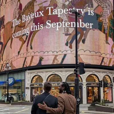 La Tapisserie de Bayeux star des immenses écrans publicitaires de...