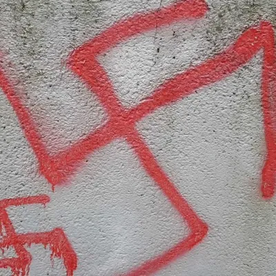 Martigues : des croix gammées sur le local du Parti communiste,...