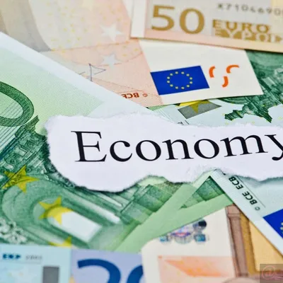 Marine Le Pen promet 140 milliards d’économies : son programme...