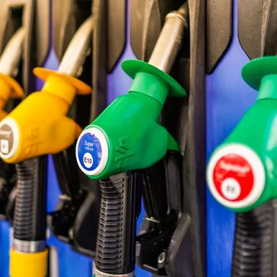 Carburants : pourquoi la flambée du pétrole se fait aussi sentir en...
