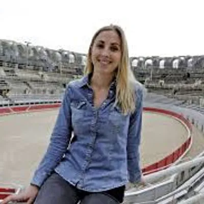 [ CULTURE ] Arènes d’Arles : Lola Jalabert contre-attaque et défend...