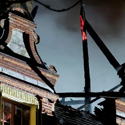 🔊 Acheté il y a deux mois, leur manoir du XIXe siècle réduit en...