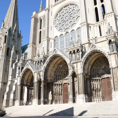 Un homme en urgence relative après un incident à la Cathédrale