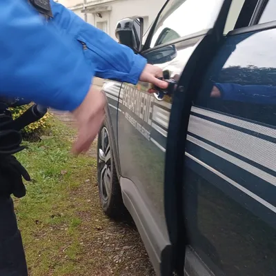 Des cambrioleurs pris en flagrant délit prennent la fuite