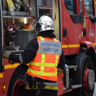 Un poids lourd percute un poteau électrique sur la N12