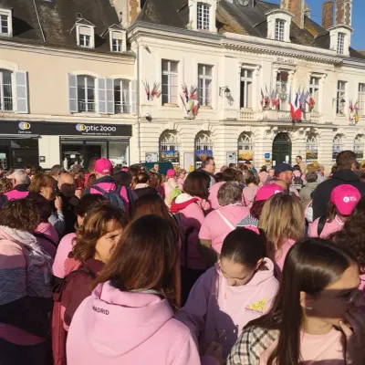 Près de 500 personnes marchent avec Les Roses Dunoises