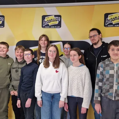 Des élèves du collège Zola de Châteaudun aux commandes de Radio...