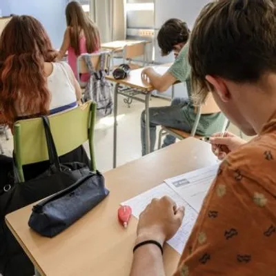 Le ministre de l'Education Nationale veut fixer un âge minimal,...