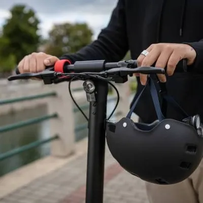 Le port du casque obligatoire pour les utilisateurs de trottinette...