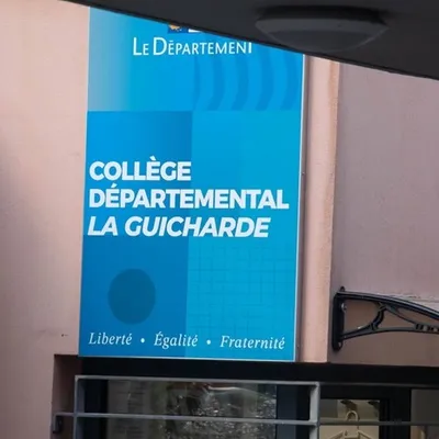 L'enseignante poignardée hier par un de ses élèves, est dans un...
