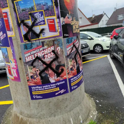 Des croix gammées sur des affichages municipaux à Achicourt 