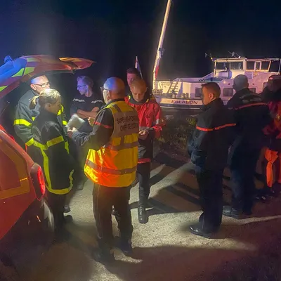 Les pompiers mobilisés à Béthune cette nuit, sur une péniche 