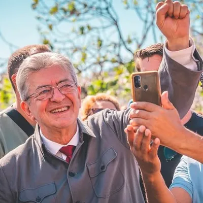 Présidentielle 2027 : Jean-Luc Mélenchon officialise sa candidature,