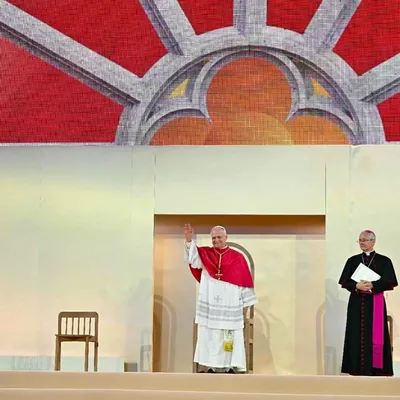 Le Pape Léon XIV poursuit sa visite en France après un accueil...