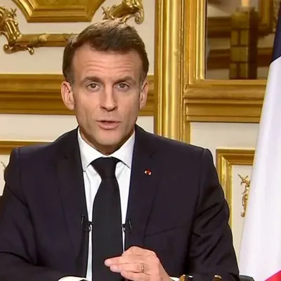 Emmanuel Macron ordonne le déploiement du porte-avions...