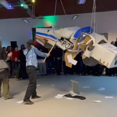 Mulhouse : des étudiants détruisent une voiture de police en piñata...