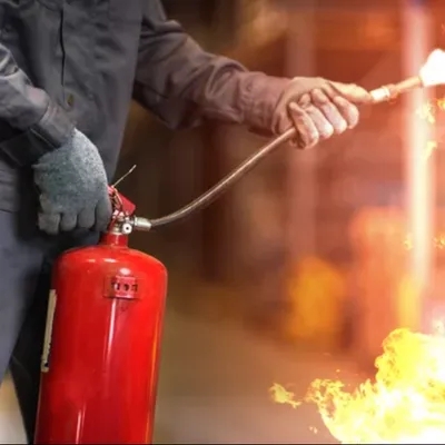 Un spectaculaire incendie ravage une scierie près de Mulhouse