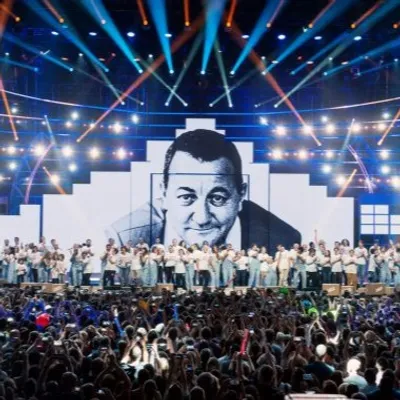 Santa signe l’hymne des Enfoirés pour les Restos du Cœur