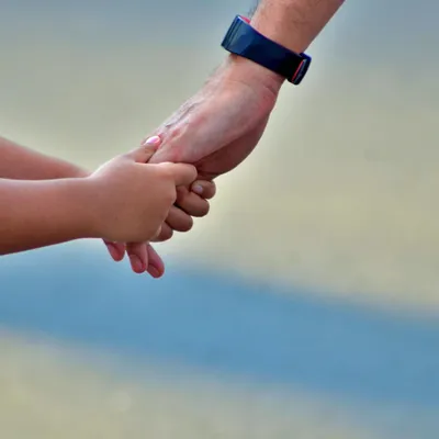 Les deux enfants abandonnés au Portugal de retour en France