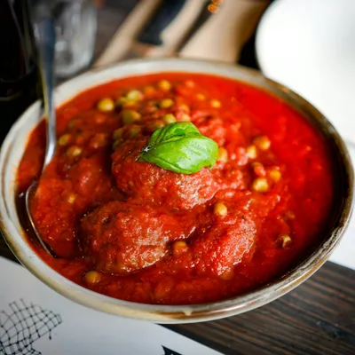 Boulettes de veau, sauce tomates et petits pois