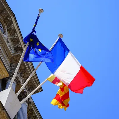 Drapeaux européens retirés de certaines mairies : polémique politique