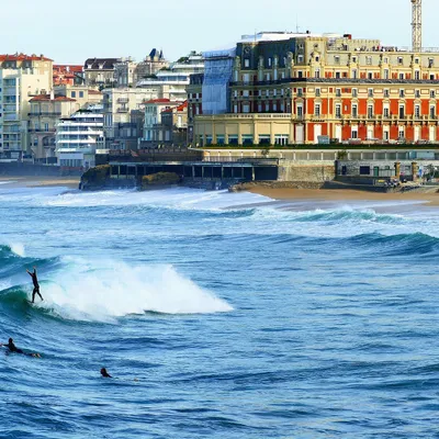 Biarritz : un pan de falaise s’effondre près de la plage du...