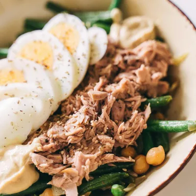 Salade protéinée au thon, œufs, pois chiche et haricots