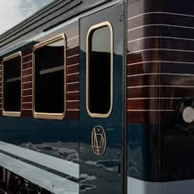 Le mythique Orient-Express de passage en gare de Cannes