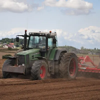 Des agriculteurs en colère manifestent avec leurs tracteurs sous la...