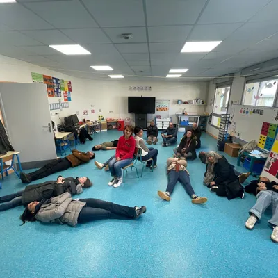 S'allonger dans une classe pour protester ? Une douzaine de parents...