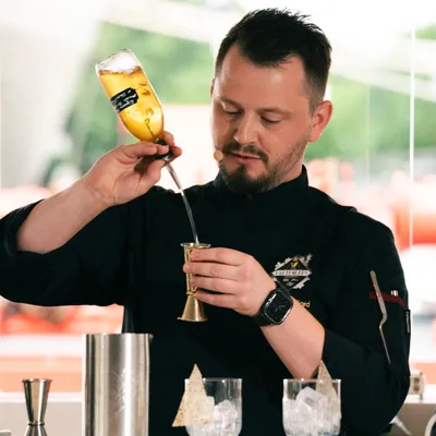 Dijon : le barman Benoît Bouillard décroche un titre national pour...