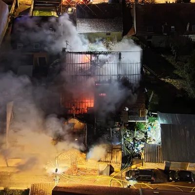 Un incendie touche une maison et se propage sur une autre à...